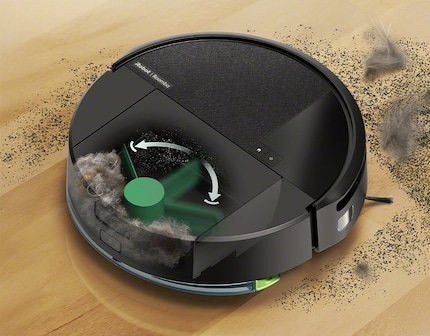 Le Roomba 205 comprime la poussière et les débris, ce qui vous permet de vider le bac moins souvent.