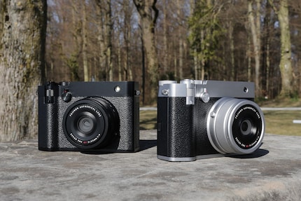 Wie immer bei Fujifilm hast du die Auswahl zwischen Silber und Schwarz.