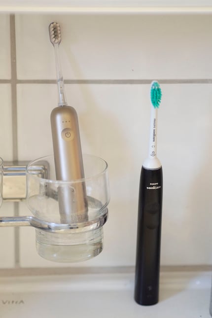 En past zelfs in het tandenborstelglas onder de spiegelkast. 