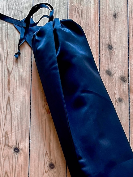 Le tapis dans son sac : sur la lanière et sur le pendentif, vous verrez le logo Omnana.