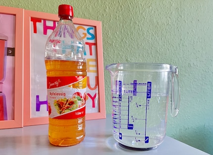 Avec du vinaigre de cidre et de l'eau, je fais un test contre le film lubrifiant.