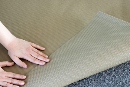 L'arrière du tapis a des picots. Mais il n'est pas plus sûr de faire de la gymnastique dessus.