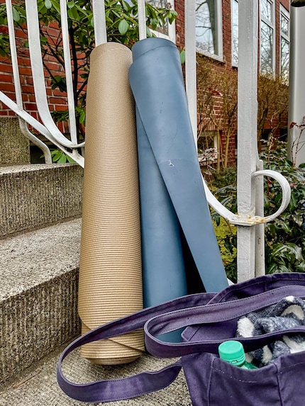 L'objet du test et mon vieux tapis usé en route pour le studio de yoga.
