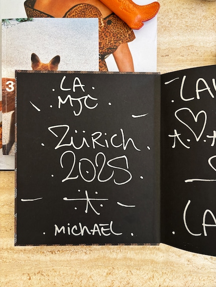 Mit Herzchen und Sternchen signiert. Merci.