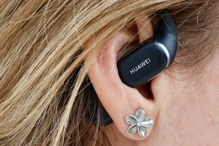 The headphones lie loosely over the ear canal and don’t get in the way.