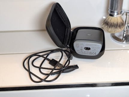 Das Kabel mit dem proprietären Anschluss findet nicht in der Tasche Platz.
