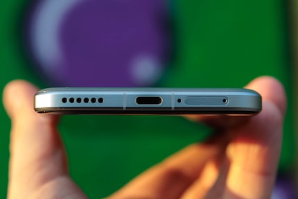The Honor Magic7 Pro charges faster than its predecessor via USB-C.