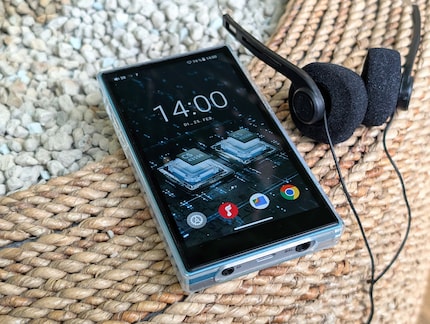Unten am Player findest du zwei Anschlüsse für Kopfhörer oder HiFi-Anlage.