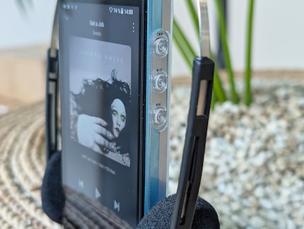 Über die Knöpfe an der Seite kann ich den Musikplayer direkt bedienen.