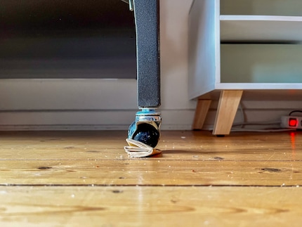 Een gevouwen stuk papier dat dient als basis voor de poten van de kooi. Ook geen visueel hoogstandje.