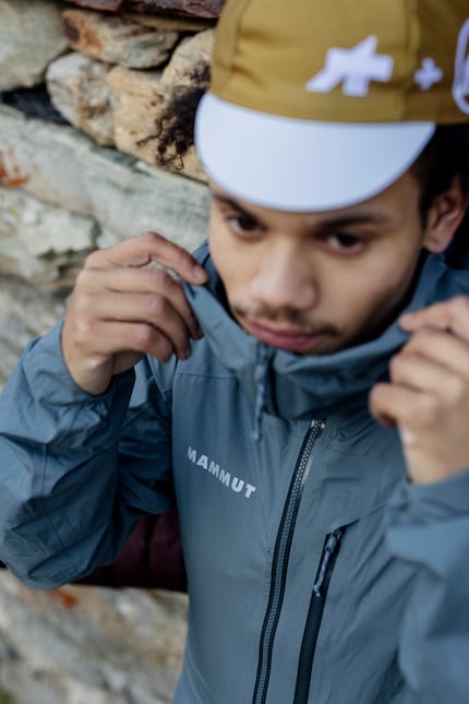 Die leichte Jacke soll Schutz vor Wind und Regen bieten.