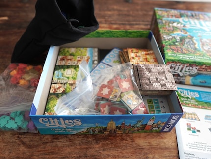 The material cannot be stored in a properly organised manner and the box is a little too small.