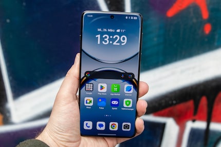 The Find X8 Pro’s display has rounded edges.