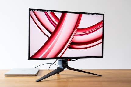 De Asus PG27UCDM voelt iets premium aan, maar je moet wel van het ontwerp houden.