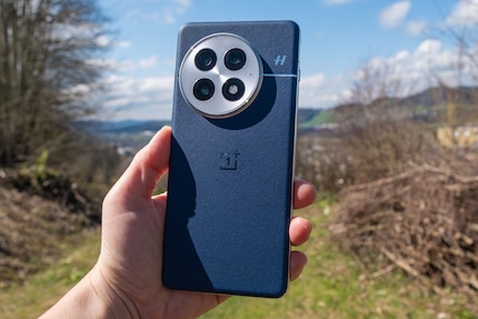 Ik vind het blauwe kunstleer en de parelmoerkleurige cameramodule mooi. Ook al is alles op de Oneplus 13 een beetje groot.
