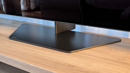 Le pied central est stable et bien plat, je peux donc y poser ma barre de son sans qu’elle rogne l’image.