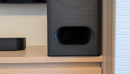 Zugegeben: Der Platz für den Subwoofer ist nicht gerade ideal. Aber in welchem Wohn- oder Schlafzimmer herrschen denn schon ideale Laborbedingungen?