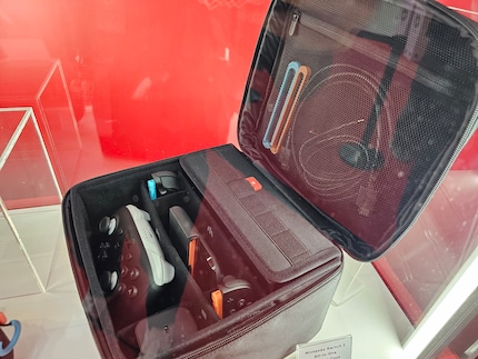 La pochette d’accessoires énorme.