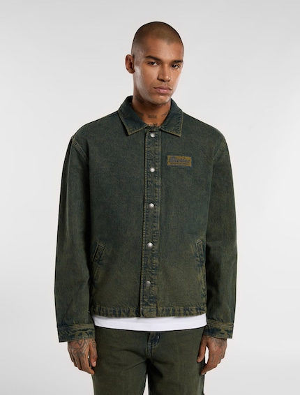 Verbleekt denim met een groene tint heeft wel iets 