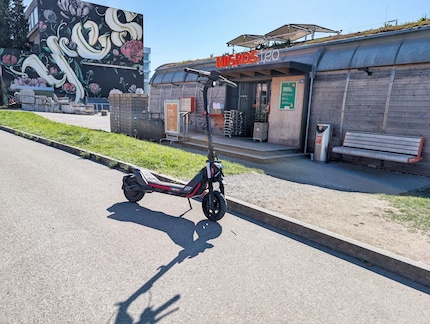 Ik koop versnaperingen voor onderweg bij Migros Teo.