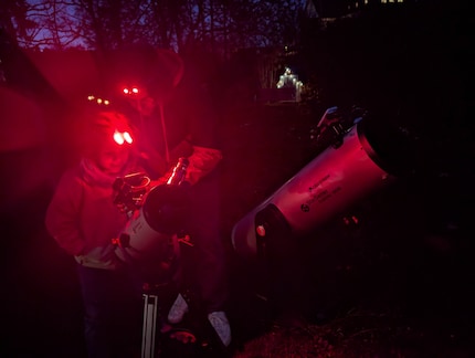 Les pupilles se rétrécissent moins avec une lumière rouge qu’avec une lumière blanche vive.