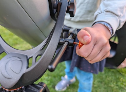 Pour ajuster le télescope, il faut desserrer une vis, ce qui est assez difficile pour des petites mains d’enfant.