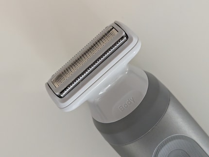 De scheerkop voor een glad resultaat. Maar om haar uit de oksel te verwijderen, moet je zo vaak over hetzelfde gebied gaan dat de huid pijn doet.