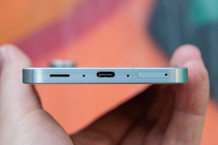 Das Galaxy A56 wird über USB-C geladen.
