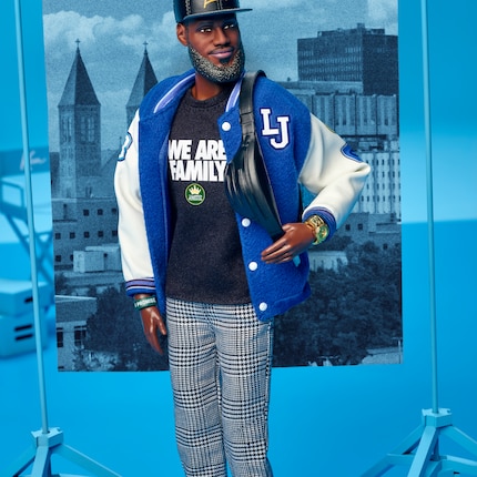Detailgetreues Design: Die LeBron-James-Puppe trägt unter anderem das «We Are Family»-Shirt seiner Stiftung sowie eine Jacke mit persönlichen Symbolen.