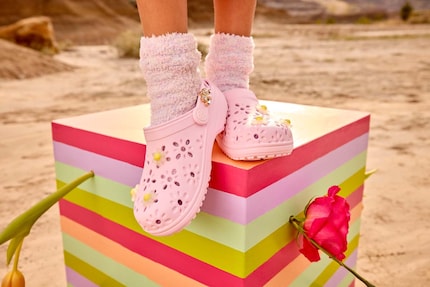 Die Clogs von Crocs haben ein frühlingshaftes Update bekommen.