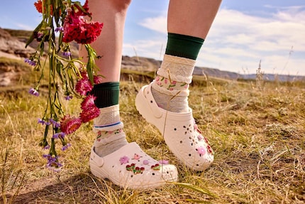 Neu gibt's Crocs auch mit floralen Cut-Outs.