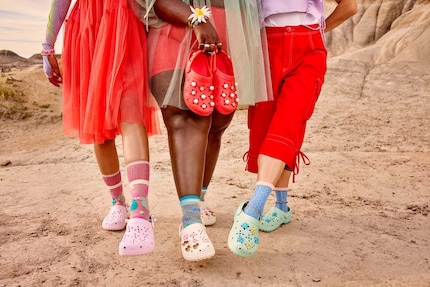 Der Classic Floral Cut-Out Clog ist in diversen Farben erhältlich.