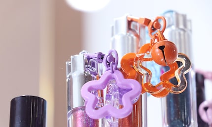 Zoete extra's: plastic bloemen en bellen, tentoongesteld op Cosmoprof door Minyao Cosmetics.