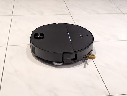 Le robot passe tout simplement par-dessus les excréments artificiels du chien.