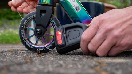 Un beau design mais pas toujours pratique : la trottinette Chilli n’est pas faite pour les antivols épais
