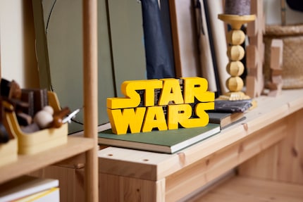 Une fierté de fan à construire : Le logo 3D amène la galaxie directement sur l'étagère - y compris des mini-détails pour les Jedis attentifs.