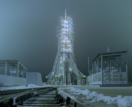 Sojus MS-20 auf der Startrampe in Kasachstan. Dieses Bild wurde 2021 in der Nacht vor der Entsendung von Yusaku Maezawa zur Internationalen Raumstation aufgenommen. Maezawa war der Leiter und Geldgeber von dearMoon.