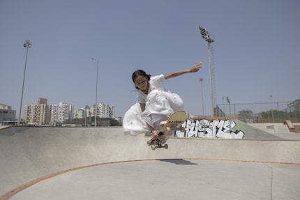 Shradda Gaikwad (18), indische Nationalmeisterin, führt sie einen «Fly out Indy Grab» vor.