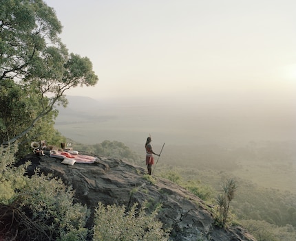 In Kenias Nationalparks können Touristen komfortabel wilde Tiere in ihrem natürlichen Lebensraum beobachten. Die Tiere werden sozusagen zu Darstellern in einer nostalgischen Bilderbuchwelt.