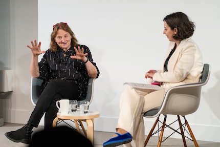 Susan Meiselas (links) an der Pressekonferenz der Sony World Photography Awards in London.
