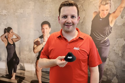 Airex-Repräsentant Sandro Frick präsentiert den Triggerpoint auf der Fibo.