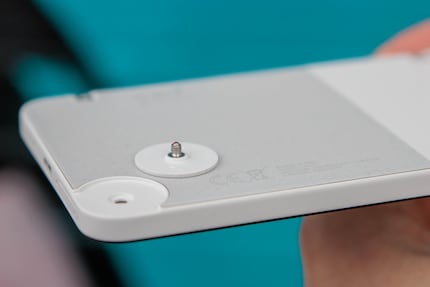 Accessories can be mounted to the screw thread.