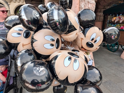 Een vervelend souvenir voor 10 euro: Wie vindt het niet leuk om de hele dag met een ballon rond te lopen.
