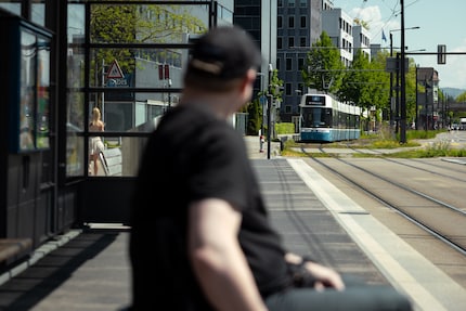 Wachten op de 4 tram. Geen drama. Geen statement. Gewoon het leven van alledag.