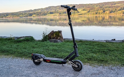 Ik maak een ritje met de nieuwe Navee ST3 Pro rond de Greifensee.
