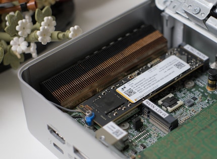 Even twee M.2 SSD's passen in de kleine behuizing.