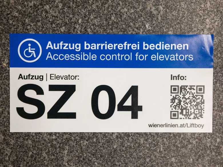 Les autocollants apposés dans les stations de métro portent le nom de l'ascenseur et sont munis d'un code QR.