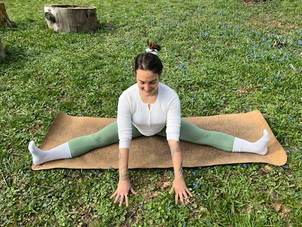 Upavistha Konasana öffnet die Hüfte und kann Schmerzen während der Periode lindern.
