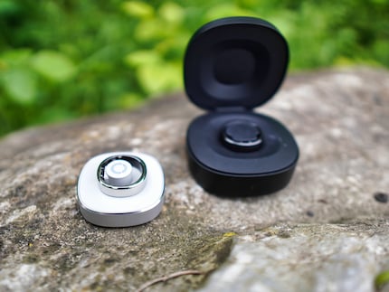 The Air (left) only has a charging station, the normal RingConn Gen 2 has a practical charging case.