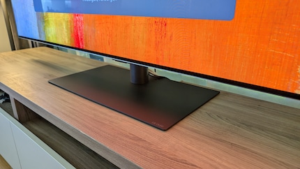 De ultraplatte voet ziet er bijna onzichtbaar uit. Vooral als je er gewoon een soundbar op zet.